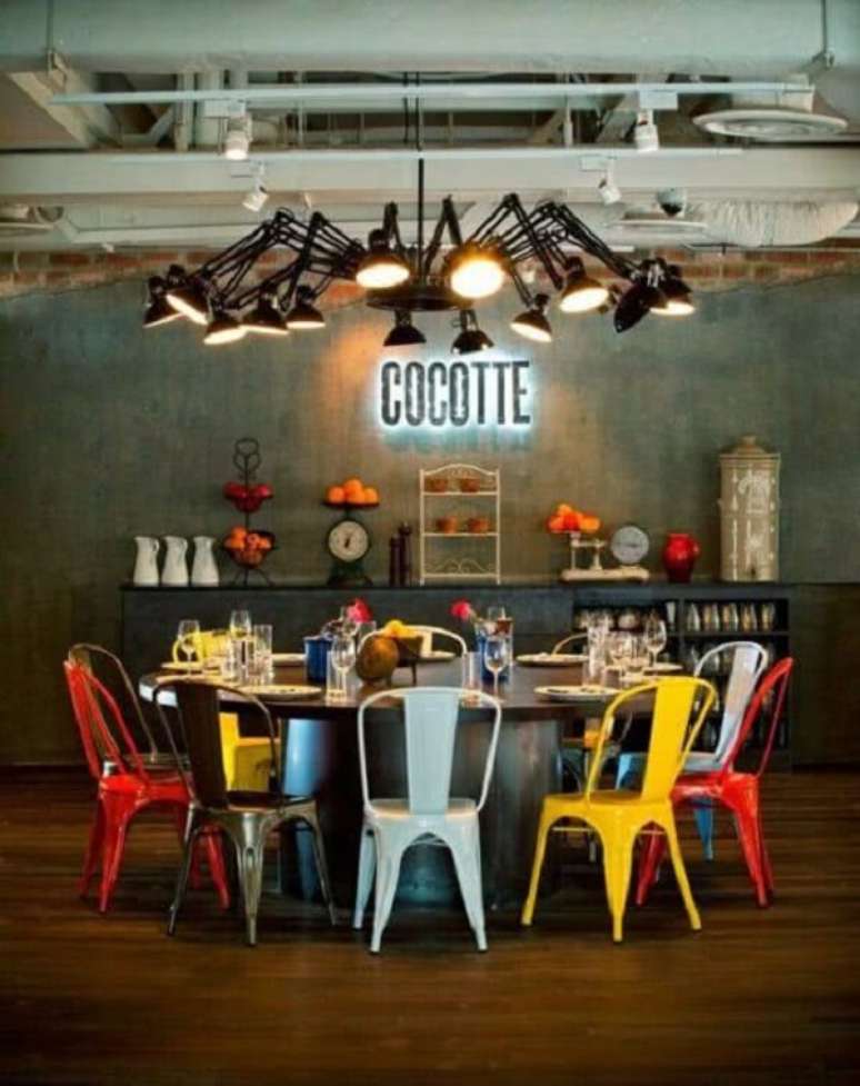 3. O famoso lustre industrial do tipo aranha faz sucesso na decoração. Fonte: Pinterest