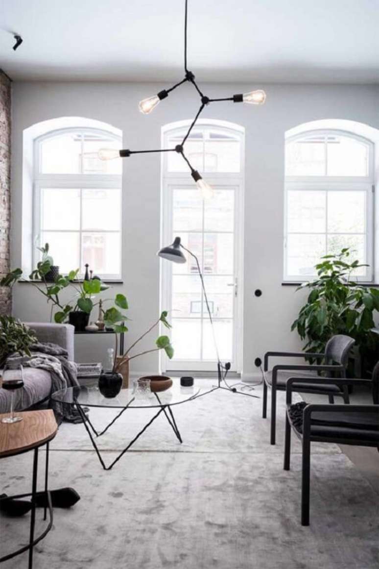 11. O lustre estilo industrial para sala apresenta várias ramificações. Fonte: Pinterest