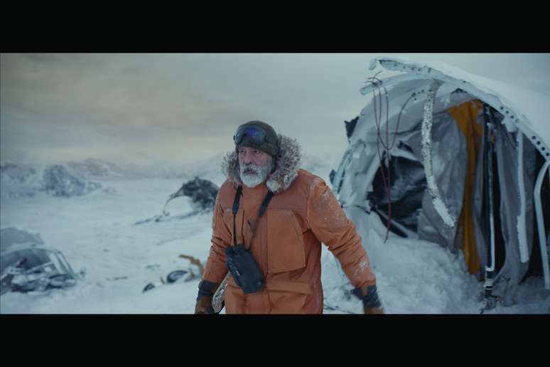 George Clooney como o Dr Augustine Lofthouse em cena gravada na Finlândia