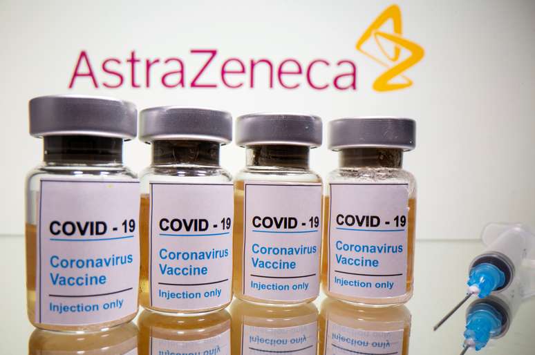 Frascos rotulados como de vacina contra Covid-19 em frente ao logo da AstraZeneca em foto de ilustração
31/10/2020 REUTERS/Dado Ruvic