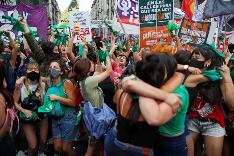 Manifestantes comemoram aprova&ccedil;&atilde;o de lei do aborto pela C&acirc;mara dos Deputados da Argentina em Buenos Aires
11/12/2020 REUTERS/Agustin Marcarian