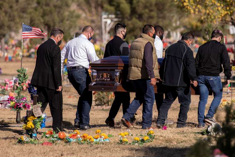 Família carrega caixão no cemitério Our Lady of Mount Carmel, em El Paso, no Texas
25/11/2020
REUTERS/Ivan Pierre Aguirre