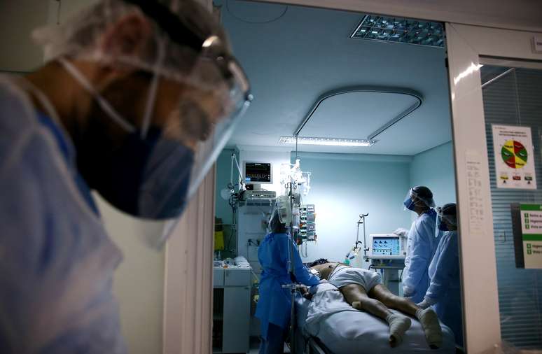 Paciente com Covid-19 na UTI de hospital em Porto Alegre (RS) 
19/11/2020
REUTERS/Diego Vara