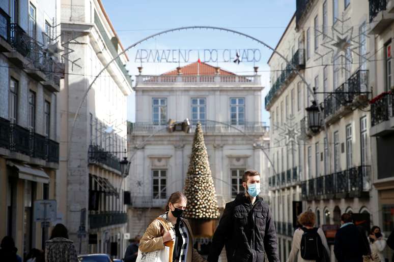 Pessoas de m&aacute;scara em rua de Lisboa
05/12/2020
REUTERS/Pedro Nunes