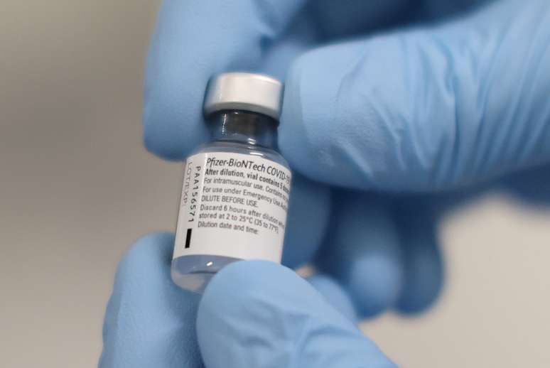 Frasco com vacina da Pfizer e BioNTech em hospital em Belfast, Irlanda do Norte 
08/12/2020
Liam McBurney/Pool via REUTERS