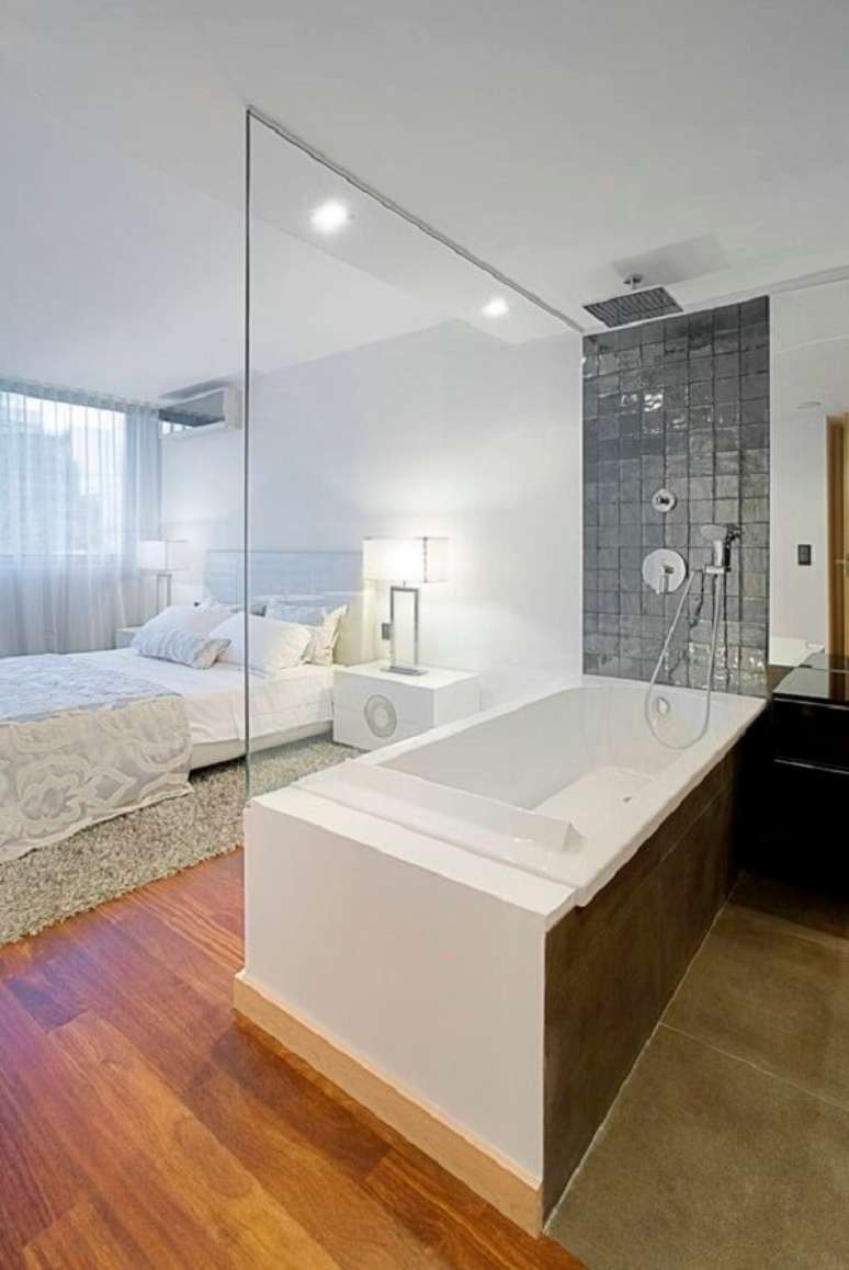 44. A divisória em vidro traz elegância integra as áreas do quarto com suíte. Fonte: Homify