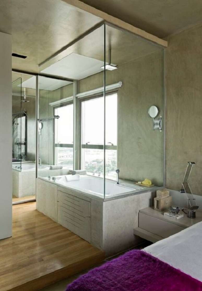 32. Decoração moderna e sofisticada para esse quarto com suíte de vidro. Fonte: Casa Vogue