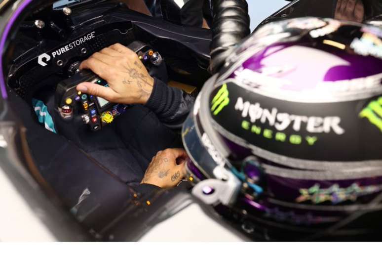 Lewis Hamilton: o heptacampeão está de volta ao cockpit.