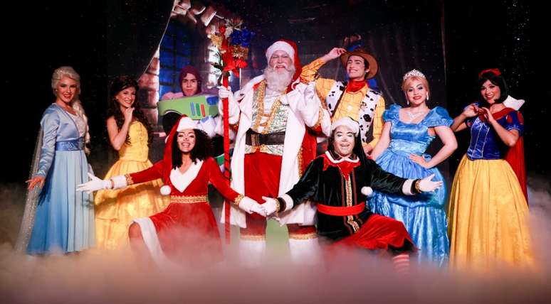 Personagens do imaginário infantil se reúnem com Papai Noel para garantir a magia do Natal