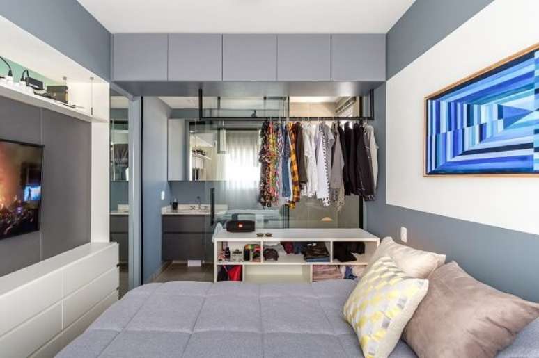 19. Quarto com suíte e closet pequeno como divisória de ambientes. Fonte: GoUp Arquitetura