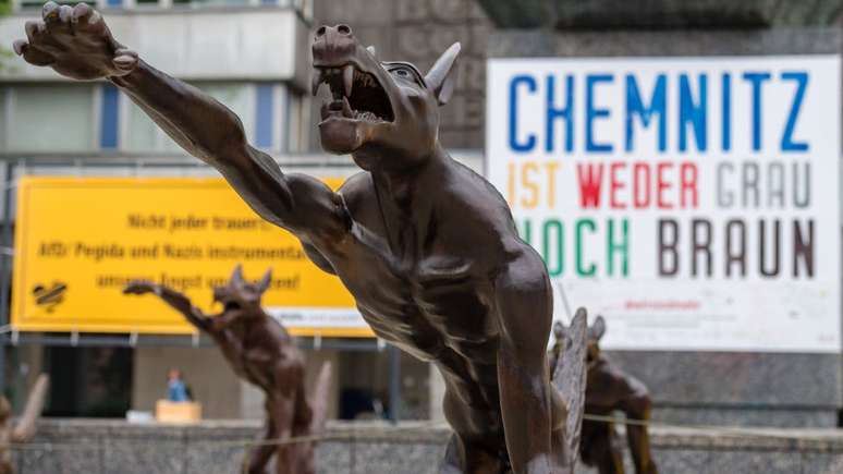 Essas esculturas de Rainer Opolka foram colocadas temporariamente como um protesto contra o aumento da agressão de extrema direita na cidade de Chemnitz, na Alemanha