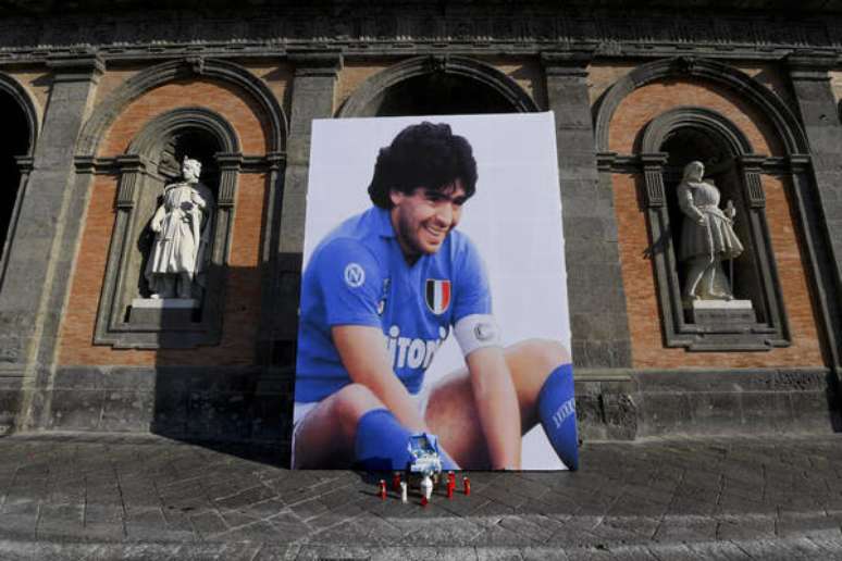 Cartaz em homenagem a Maradona em Nápoles, sul da Itália