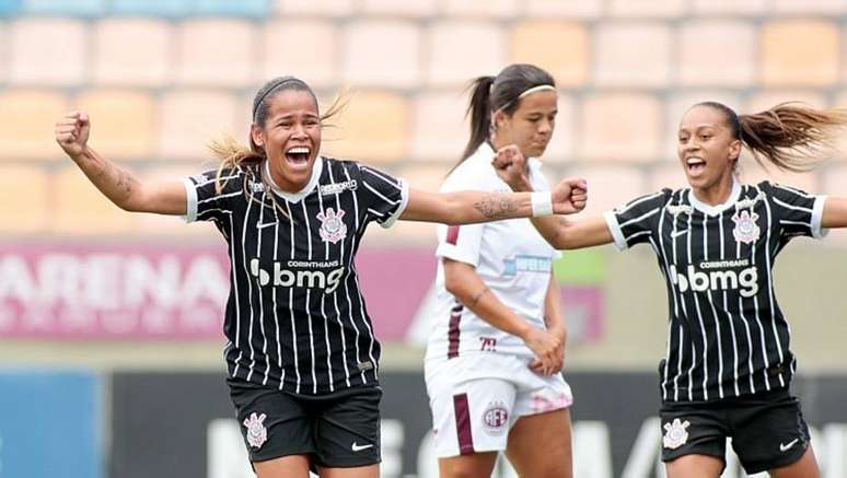 Jogadoras corintianas comemoram gol marcado sobre a Ferroviária