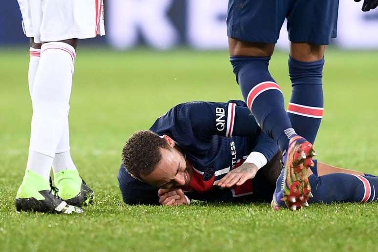 Neymar se lesiona e sai de maca chorando em derrota do PSG