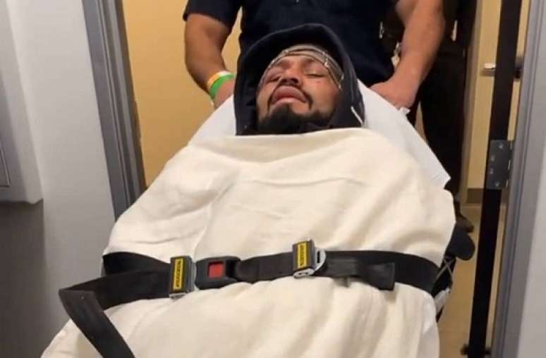 Deiveson foi levado ao hospital antes e depois da luta contra Moreno no UFC 256 (Foto: Reprodução/Instagram)