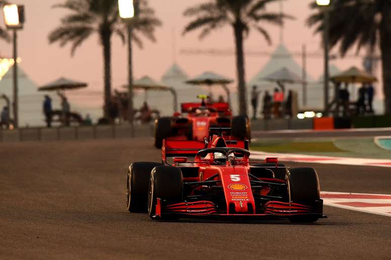 Vettel se despediu da Ferrari andando na frente de Leclerc, cena rara em 2020.