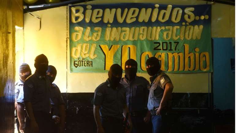 Guardas da pris&atilde;o usam balaclava para esconder os rostos