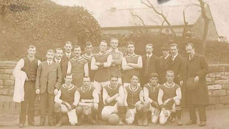 Elenco do Hallam FC antes do clássico de 1910, ano do primeiro registro fotográfico do dérbi