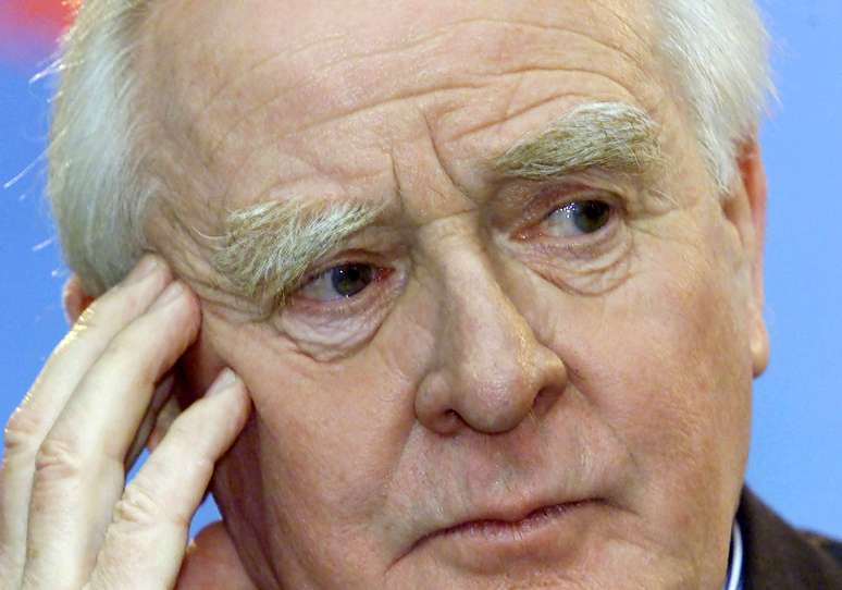 Escritor John Le Carr&eacute; em Berlim
11/02/2001 REUTERS/Arnd Wiegmann