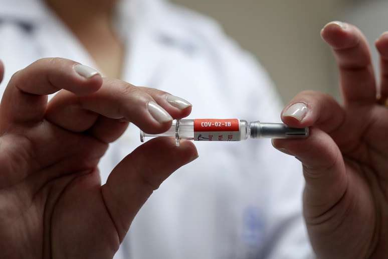 Enfermeira com dose de vacina CoronaVac para ser usada em voluntário no Instituto Emíilio Ribas, em São Paulo
 30/7/2020 REUTERS/Amanda Perobelli