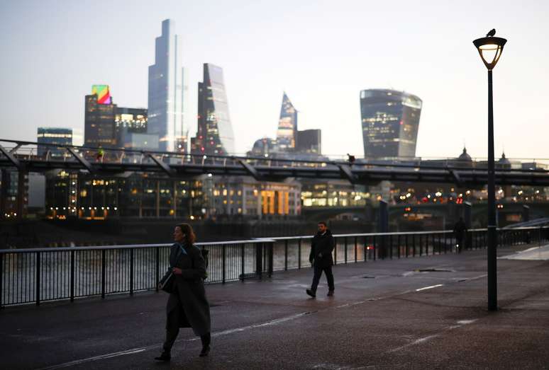 Pessoas caminham em Londres durante pandemia de Covid-19
14/12/2020 REUTERS/Henry Nicholls