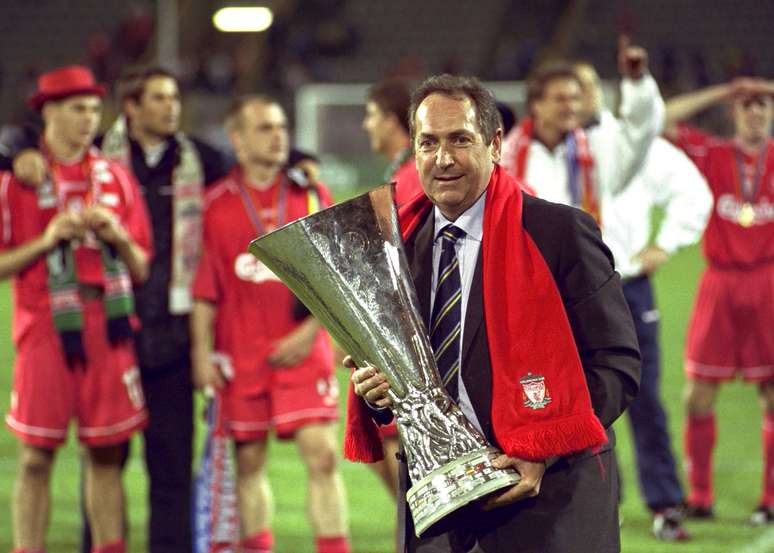 Gerard Houllier segura trof&eacute;u da Copa da Uefa conquistado com o Liverpool em 2001
01/05/2001 Action Images via Reuters/John Sibley