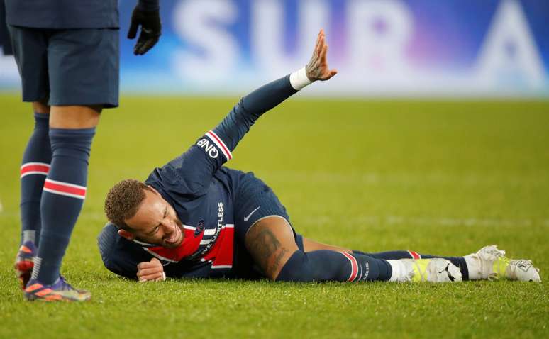 Neymar sente les&atilde;o ap&oacute;s sofrer entrada dura durante partida entre PSG e Lyon pelo Campeonato Franc&ecirc;s
13/12/2020 REUTERS/Charles Platiau