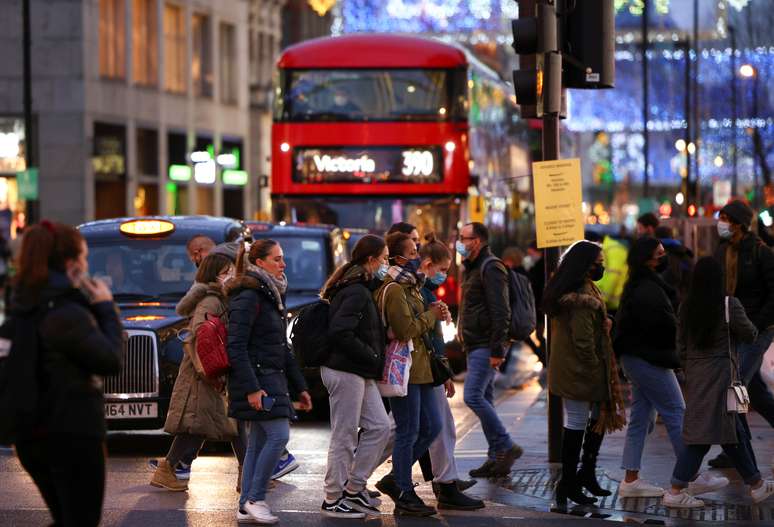 Pessoas caminham pela Oxford Street, em Londres
14/12/2020
REUTERS/Henry Nicholls