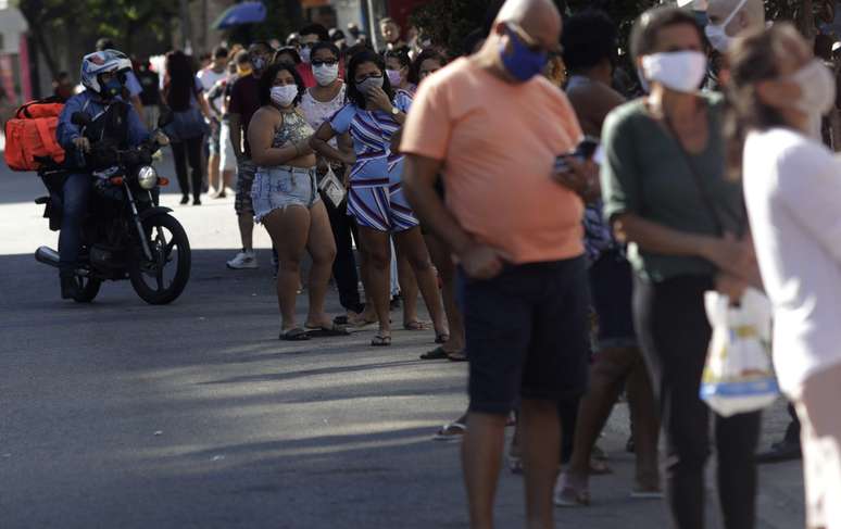 Pessoas fazem fila em ag&ecirc;ncia da Caixa no Rio de Janeiro para tentar receber aux&iacute;lio emergencial do governo
29/05/2020
REUTERS/Ricardo Moraes