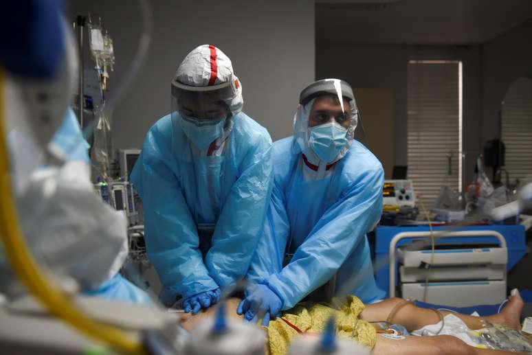 Profissionais de saúde dentro de unidades de Covid-19 em Houston
12/12/2020
REUTERS/Callaghan O'Hare