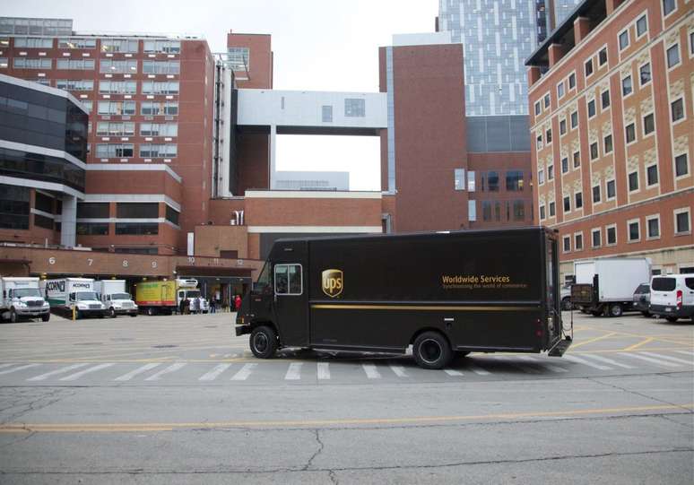 Caixas contendo a vacina Pfizer-BioNTech COVID-19 chegam via UPS ao Centro Médico Wexner da Ohio State University