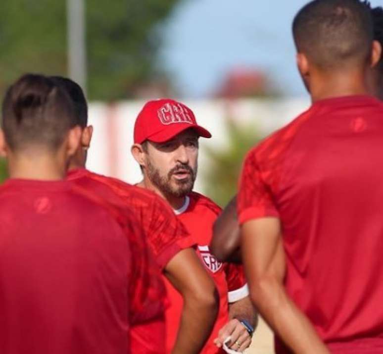 Ramon Menezes ainda não conseguiu fazer o CRB engrenar na competição (Foto: Divulgação/Instagram/CRB)