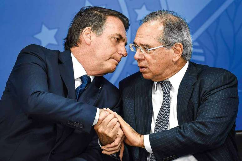 Bolsonaro cogita retorno de corte de salário e jornada
