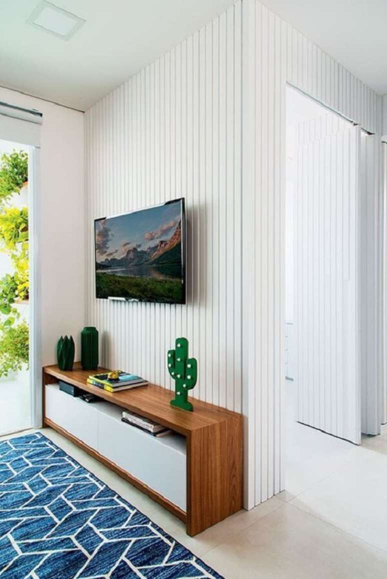 5. Decoração clean com painel ripado branco para sala de estar. Fonte: Pinterest