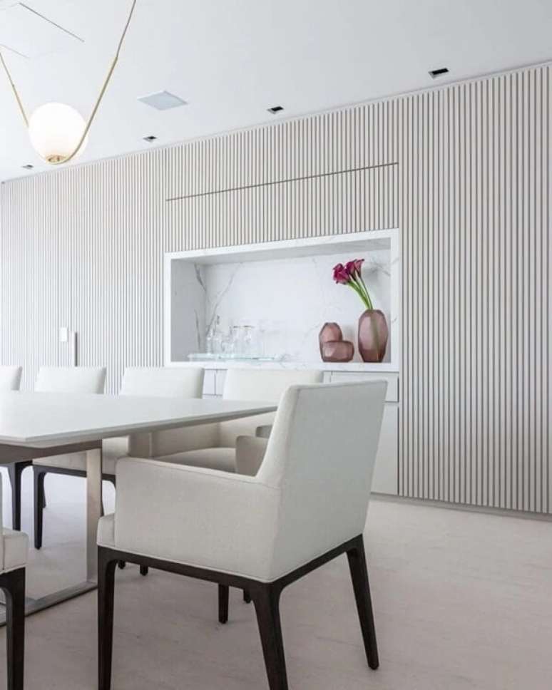 30. Decoração clean para sala de jantar com painel ripado branco. Fonte: Marilia Veiga Interiores