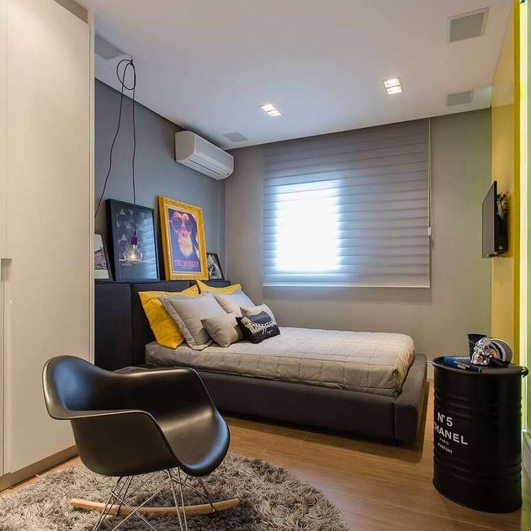 1. Decoração de quarto masculino solteiro com tonel decorativo e tapete redondo felpudo – Foto: Casa de Valentina