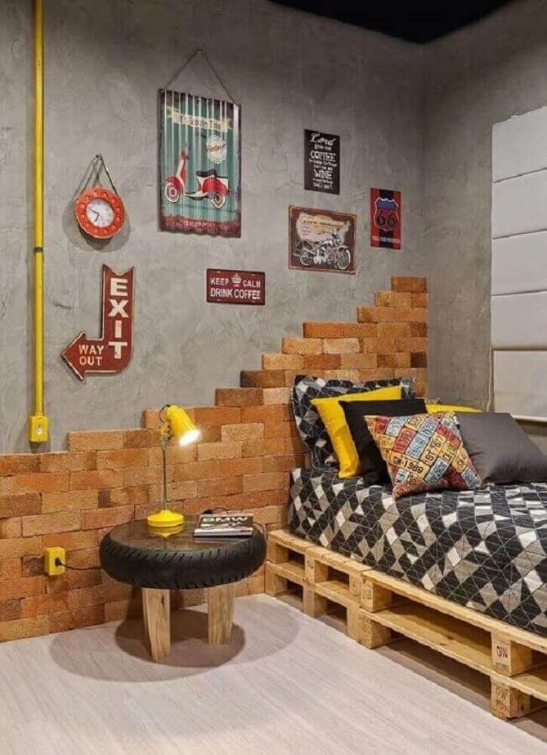 4. A cama de pallet e a parede de tijolo são perfeitos para um toque rústico na decoração do quarto de solteiro masculino – Foto: Jeito de Casa