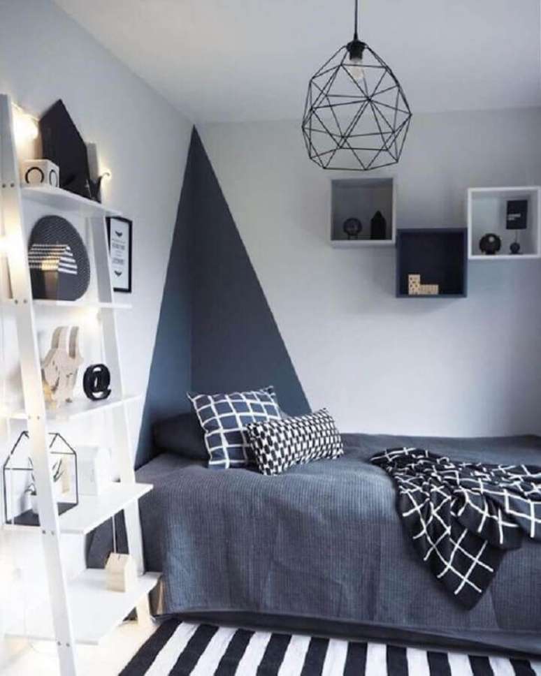 21. Parede geométrica cinza e branca para decoração simples de quarto de solteiro masculino – Foto: Clem Around The Corner