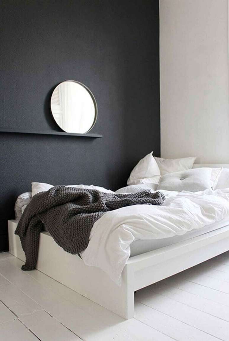 26. Decoração minimalista em preto e branco para quarto de solteiro masculino – Foto: We Heart It