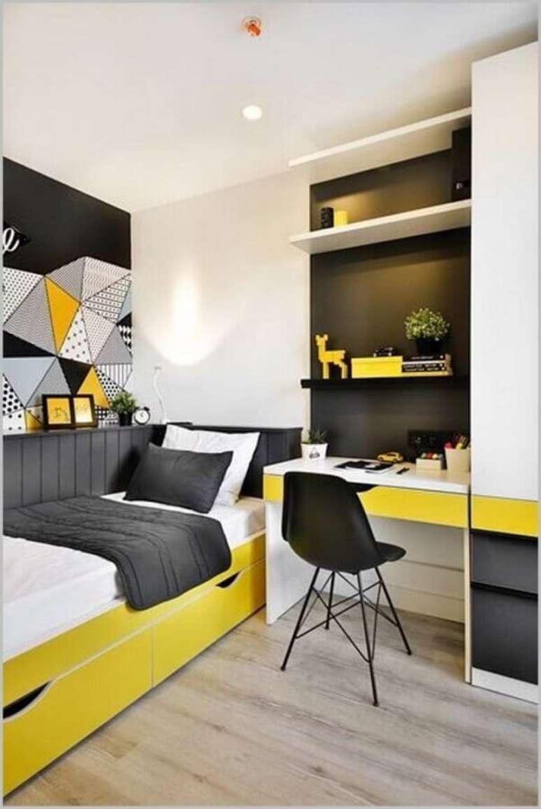 29. Parede geométrica para decoração de quarto de solteiro masculino planejado em branco, preto e amarelo – Foto: Archilovers