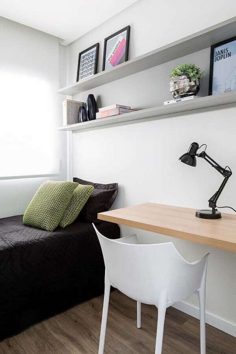 30. Bancada de madeira para decoração de quarto de solteiro masculino minimalista – Foto: Pinterest