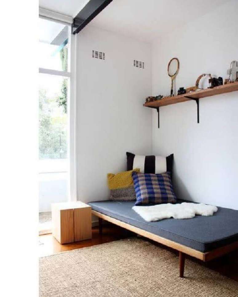 28. Decoração simples para quarto de solteiro masculino minimalista – Foto: Morar Sozinho