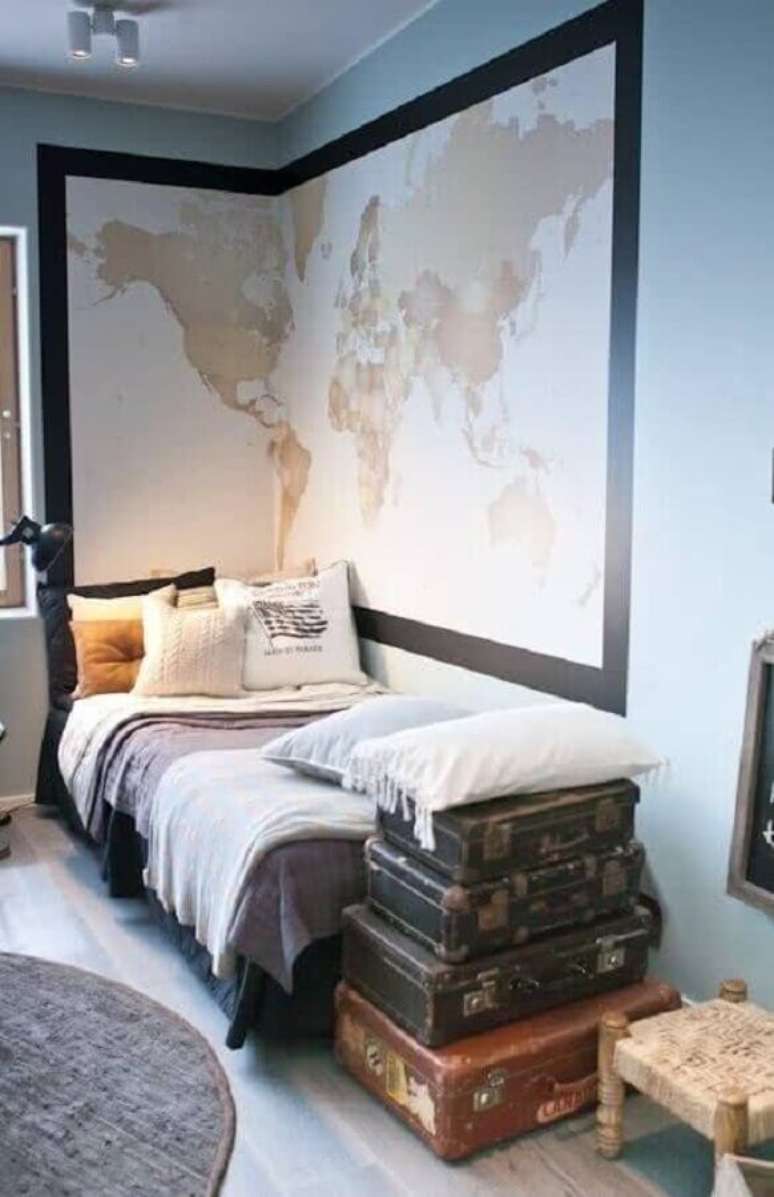 32. Decoração de quarto masculino solteiro com mapa mundi na parede – Foto: We Heart It