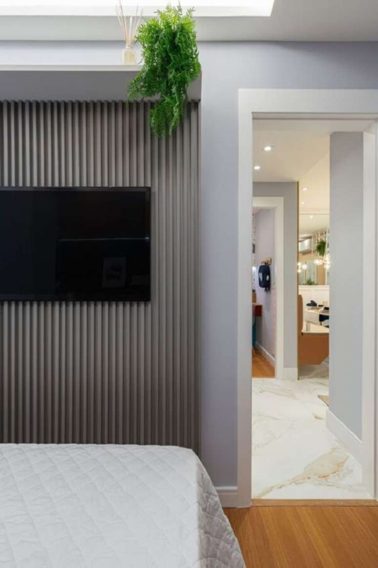 21. Inove na decora&ccedil;&atilde;o do dormit&oacute;rio e invista no painel ripado cinza. Fonte: Pinterest
