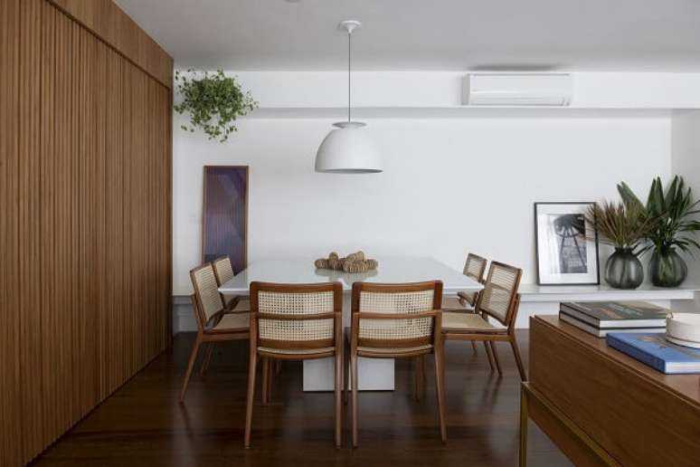 41. Mesa de jantar de vidro e painel ripado de madeira para sala de jantar. Fonte: Tria Arquitetura