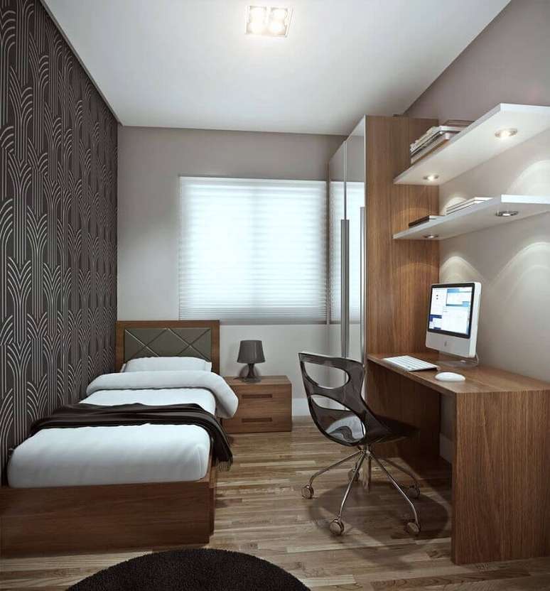 39. Papel de parede para quarto masculino solteiro decorado com móveis de madeira – Foto: A8 Imóveis