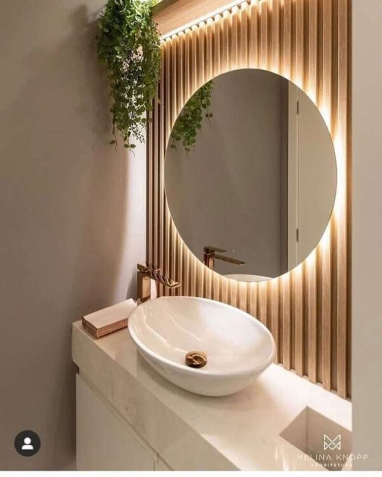 40. O painel ripado com espelho é perfeito para o banheiro. Fonte: Pinterest