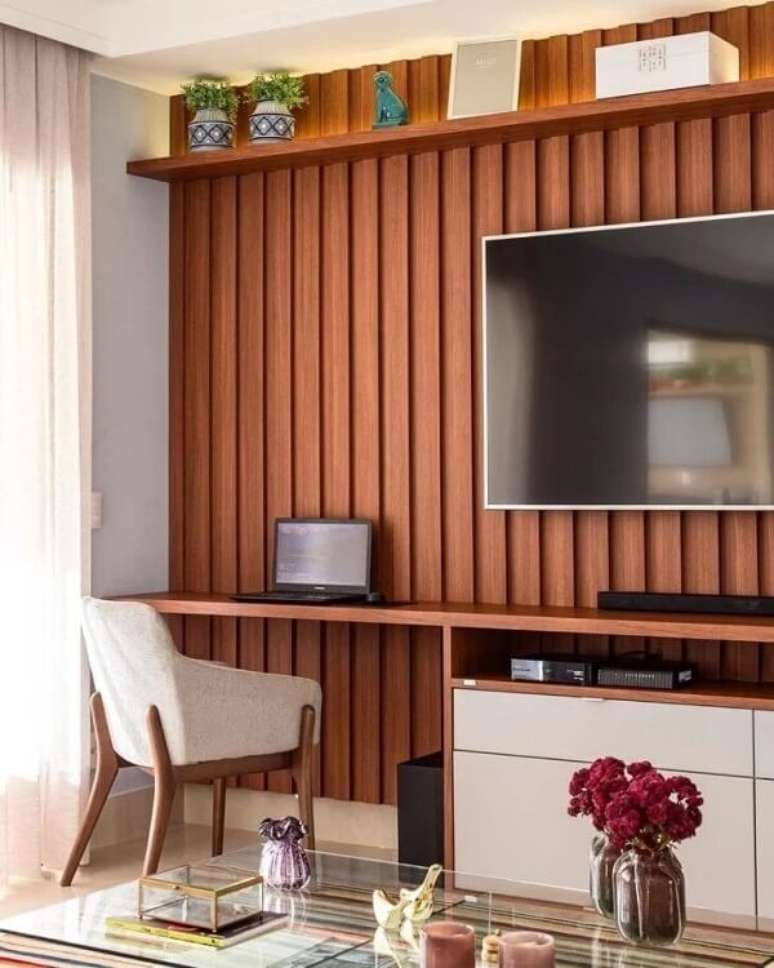 26. O painel ripado para TV tem sido um ótimo elemento de decoração. Fonte: Móveis Planejados Todeschini