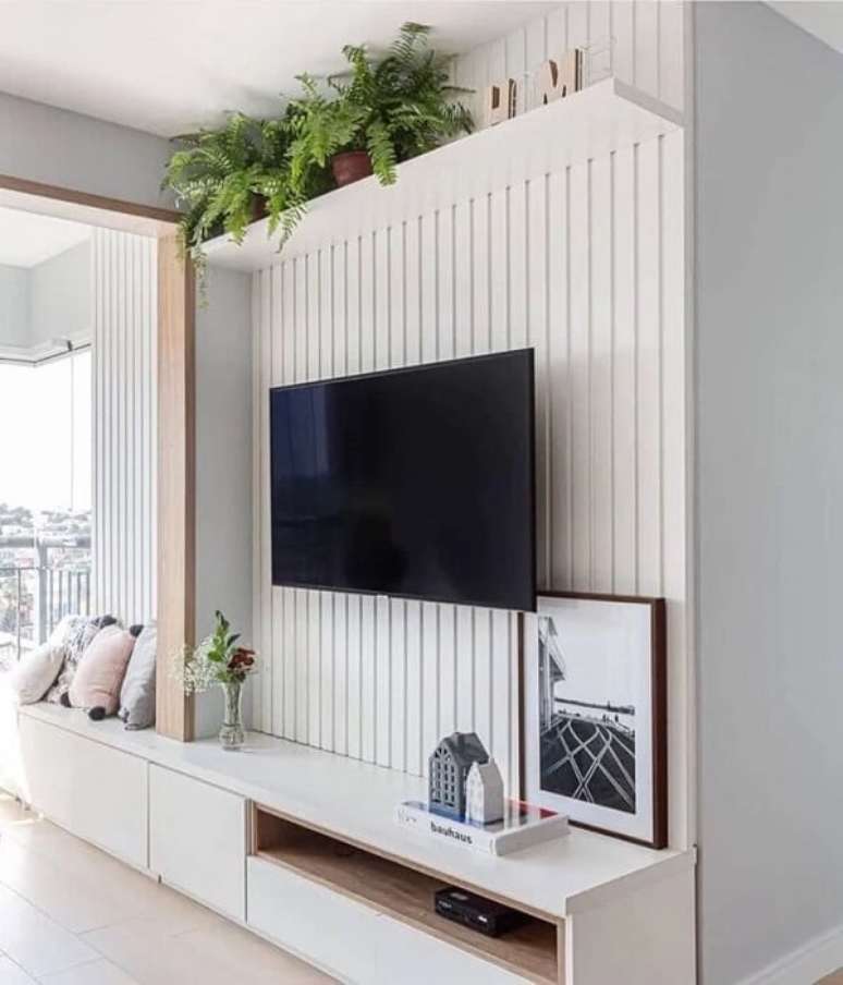 27. O painel ripado branco e o verde das plantas forma uma linda composição. Fonte: Pinterest