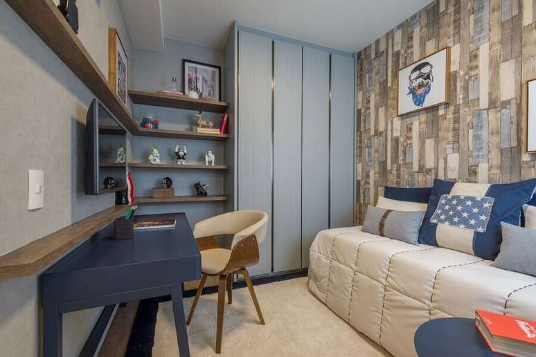46. Papel de parede para quarto de solteiro masculino decorado em tons de azul e cinza com móveis planejados – Foto: Newlar Móveis